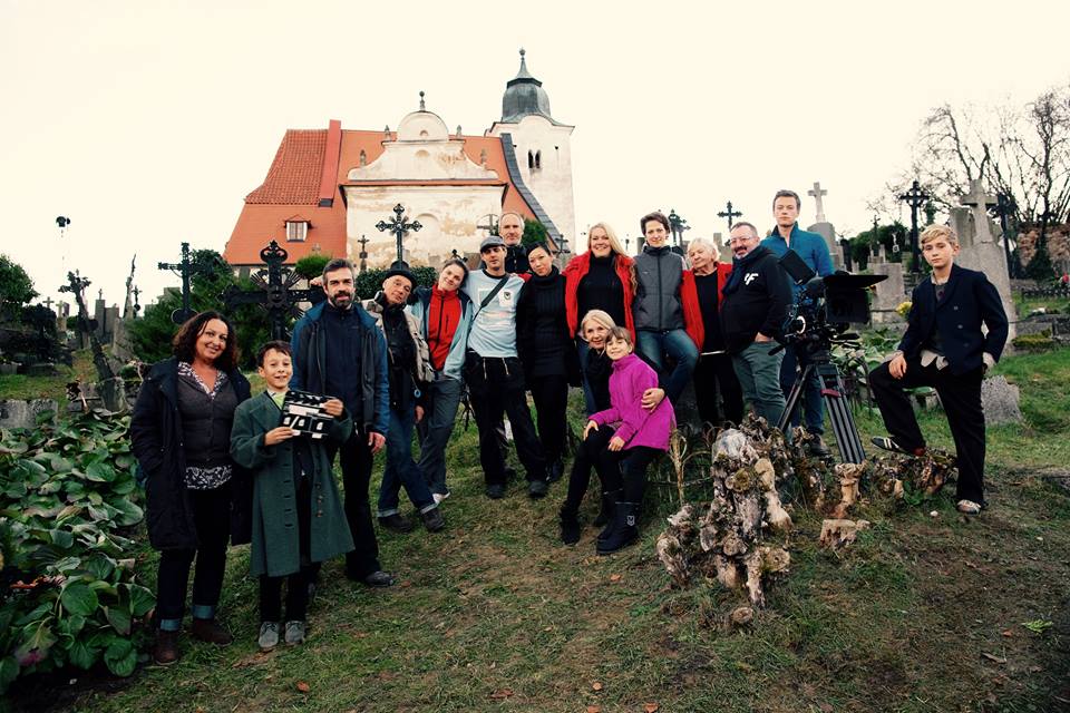 Teamfoto "Mutprobe" auf dem Drehort Friedhof in Tschechien